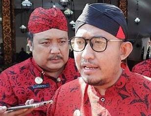 Foto: Bupati Sumenep Achmad Fauzi Wongdojuid bersama Kepala Bakesbangpol Achmad Dzulkarnaen (foto: Detik)
