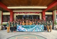 Foto: usai apel gabungan, Bupati Sumenep Achmad Fauzi Wongsojudo menyerahkan mobil sampah sekaligus melepas kontingen tim Pekan Olahraga Daerah (Porda)