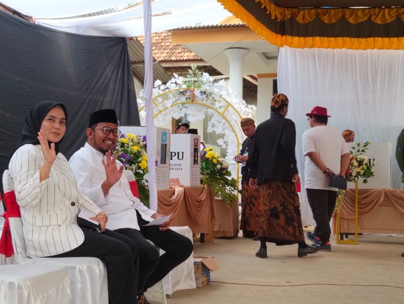 Foto: Achmad Fauzi bersama istri tercintanya Nia Kurnia Fauzi mencoblos di TPS 001