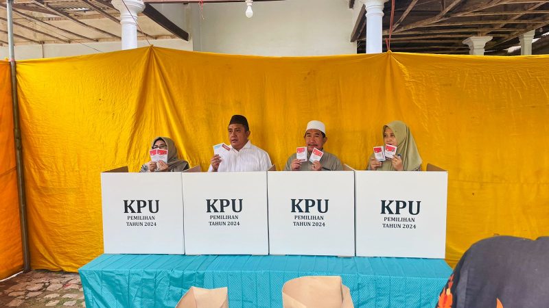 Foto: Kiai Imam Hasyim nyoblos di TPS 002.