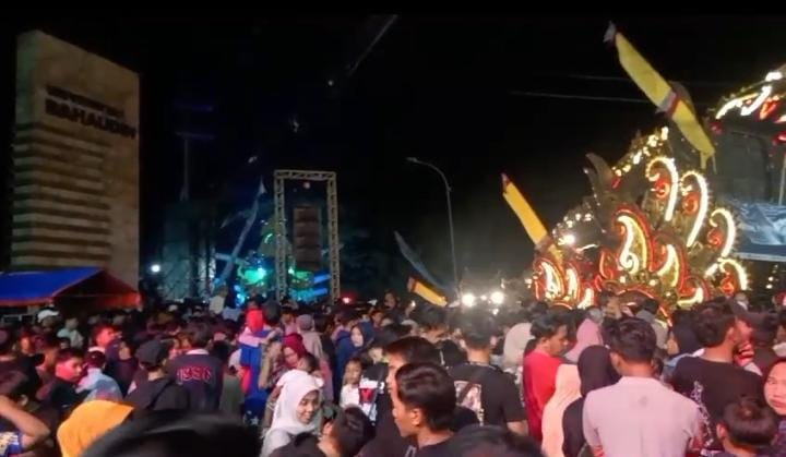 Foto: Puluhan ribu masyarakat tumpah ruah menonton Festival Tongtong se-Madura 2024 di Sumenep .