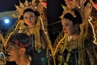 Foto: Penari cantik Madura menari di atas kereta group musik tongtong pada gelaran Festival Musik Tongtong se-Madura 2024.