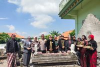Foto: Pemerintah kabupaten Sampang (Pemkab) melalui Dinas Pemuda dan Olahraga Budaya dan Pariwisata (Disporabudpar) saat melakukan ziarah