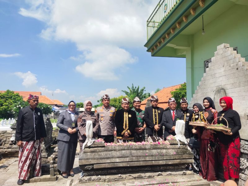 Foto: Pemerintah kabupaten Sampang (Pemkab) melalui Dinas Pemuda dan Olahraga Budaya dan Pariwisata (Disporabudpar) saat melakukan ziarah
