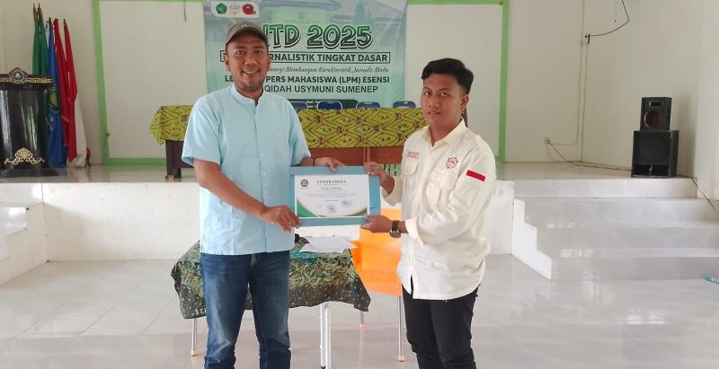 Foto : Ketua AJS Faldy Aditya saat memberikan Cenderamata 