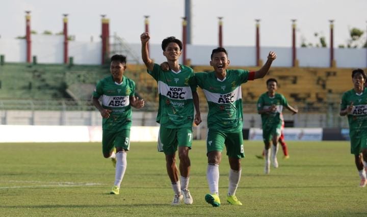 Foto: Pemain Perssu Madura City merayakan gol yang dicetak .