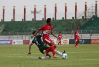 Foto: Pemain Perssu Madura City mendapat gangguan tekel dari pemain Persesa
