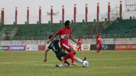 Foto: Pemain Perssu Madura City mendapat gangguan tekel dari pemain Persesa