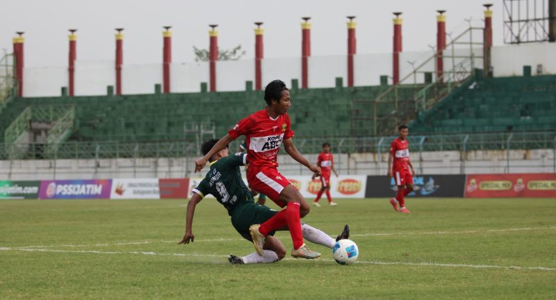 Foto: Pemain Perssu Madura City mendapat gangguan tekel dari pemain Persesa