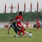 Foto: Pemain Perssu Madura City mendapat gangguan tekel dari pemain Persesa