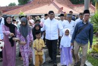 Foto: Bupati Sumenep Achmad Fauzi Wongsojudo menemani anak yatim bermain dan belanja segala macam kuliner .