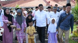 Foto: Bupati Sumenep Achmad Fauzi Wongsojudo menemani anak yatim bermain dan belanja segala macam kuliner .