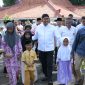 Foto: Bupati Sumenep Achmad Fauzi Wongsojudo menemani anak yatim bermain dan belanja segala macam kuliner .