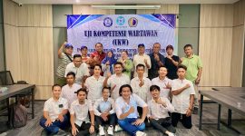 Keterangan Foto: 12 Peserta UKW (baju putih) dinyatakan kompeten saat penutupan di aula Country Heritage Hotel Surabaya saat pelaksanaan UKW bekerjasama dengan Unitomo dan Dewan Pers.