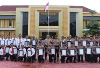 Foto: Sebagai wujud apresiasi, Kapolres Sumenep berikan piagam penghargaan kepada puluhan personil polres Sumenep yang berprestasi 
