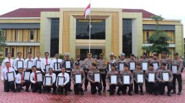 Foto: Sebagai wujud apresiasi, Kapolres Sumenep berikan piagam penghargaan kepada puluhan personil polres Sumenep yang berprestasi 