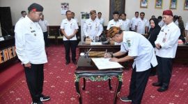 Foto: Bupati Achmad Fauzi Wongdojudo melakukan terobosan baru dengan melakukan Penandatanganan Perjanjian Kinerja 2025 bersama semua Kepala Organisasi Perangkat Daerah