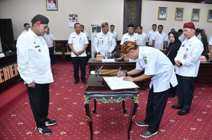 Foto: Bupati Achmad Fauzi Wongdojudo melakukan terobosan baru dengan melakukan Penandatanganan Perjanjian Kinerja 2025 bersama semua Kepala Organisasi Perangkat Daerah