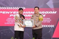 Foto: Bupati Sumenep Achmad Fauzi Wongsojudo menyerahkan piagam penghargaan kepada Kapolres Sumenep 
