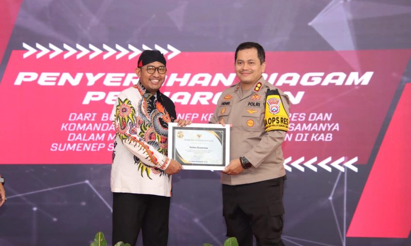 Foto: Bupati Sumenep Achmad Fauzi Wongsojudo menyerahkan piagam penghargaan kepada Kapolres Sumenep 