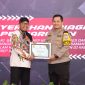Foto: Bupati Sumenep Achmad Fauzi Wongsojudo menyerahkan piagam penghargaan kepada Kapolres Sumenep 