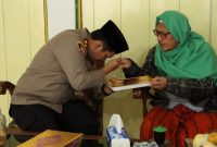 Foto: Momen Kapolres Sumenep cium tangan ulama kesohor Sumenep KH. Thoifur Ali Wafa