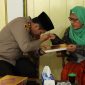 Foto: Momen Kapolres Sumenep cium tangan ulama kesohor Sumenep KH. Thoifur Ali Wafa
