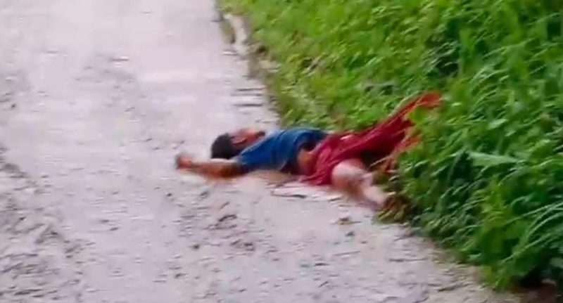 Foto: Seorang pria ditemukan tergeletak bersimbah darah di Kecamatan Robatal, Sampang 