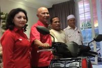 Ket foto : Said Abdullah Turun Langsung Beri Bantuan Kepada Guru Yang Sepeda Motornya Dibakar