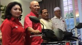 Ket foto : Said Abdullah Turun Langsung Beri Bantuan Kepada Guru Yang Sepeda Motornya Dibakar