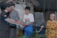 Ket Foto : Bantuan tersebut diserahkan langsung oleh Ahmad Amin Rifa'e kepada Asmuni yang didampingi keluarga besarnya.