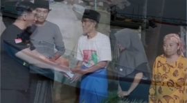 Ket Foto : Bantuan tersebut diserahkan langsung oleh Ahmad Amin Rifa'e kepada Asmuni yang didampingi keluarga besarnya.