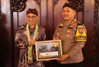 Foto: Kapolres Sumenep AKBP Henri Noveri Santoso menerima piagam penghargaan dari Menteri Kebudayaan Republik Indonesia, Fadli Zon.