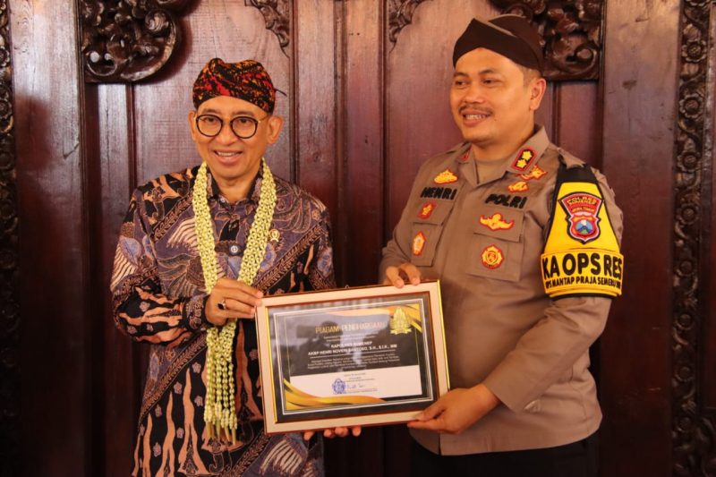 Foto: Kapolres Sumenep AKBP Henri Noveri Santoso menerima piagam penghargaan dari Menteri Kebudayaan Republik Indonesia, Fadli Zon.