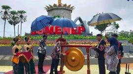Ket Foto : Didampingi Bupati Sumenep, Menteri Kebudayaan, Fadli Zon, meresmikan Monumen Tugu Keris di di Desa Sendang, Kecamatan Pragaan.