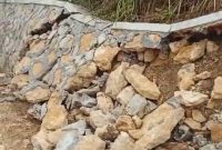 Keterangan Foto: Kondisi proyek pembangunan plengsengan yang ambruk di Desa Batoporo Barat