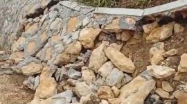 Keterangan Foto: Kondisi proyek pembangunan plengsengan yang ambruk di Desa Batoporo Barat
