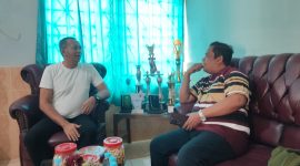 Anggota DPRD Gresik Dapil Bawean Bustami Hazim (Kanan) saat berkoordinasi tindak lanjut dari keluhan masyarakat