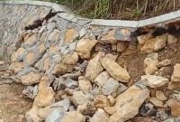 Kondisi proyek pembangunan plengsengan yang ambruk gak karuan di Desa Batoporo Barat