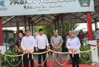 Keterangan Foto: Menteri Perdagangan RI Dr. Budi Santoso, M.Si didampingi Bupati Blitar Hj Rini Syarifah meresmikan Pasar Nglegok Kabupaten Blitar