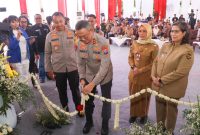 Foto: Prosesi Gunting pita saat Kapolda Jatim Resmikan GOR Bulutangkis Tathya Dharaka Polres Kediri Kota