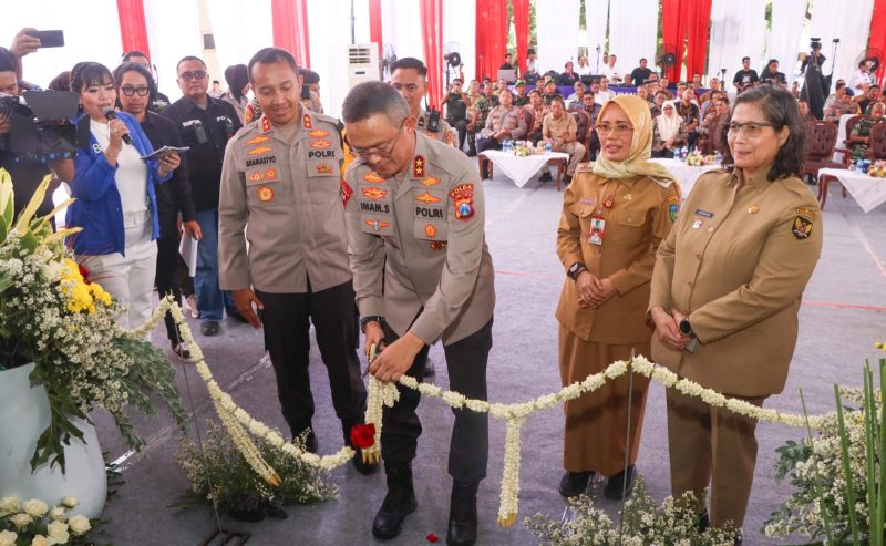 Foto: Prosesi Gunting pita saat Kapolda Jatim Resmikan GOR Bulutangkis Tathya Dharaka Polres Kediri Kota