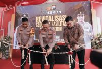 Foto: Gunting pita, Kapolda Jatim Irjen Pol Imam Sugianto meresmikan revitalisasi Gedung di Mapolres Kediri