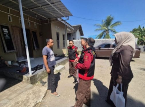 Ket Foto: Tim Jaksa Penyidik Kejari Kabupaten Blitar juga menggeledah kantor kontraktor CV Cipta Graha Pratama penggarap proyek dam Kali Bentak senilai Rp 4,9 miliar