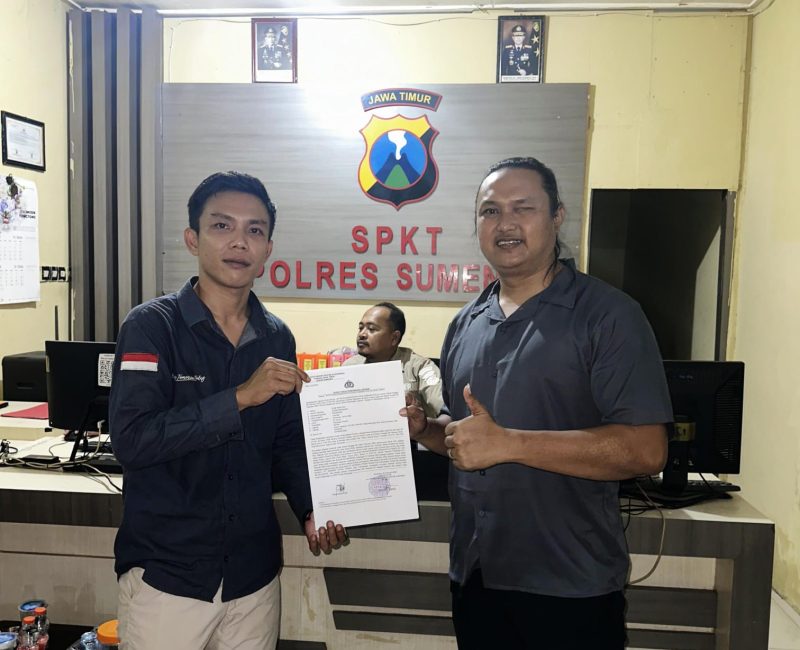 Foto: Kuasa Hukum Mandiri Utama Finance  A. Effendi S, H, bersama perwakilan MUF, Rian Wahyudi saat di SPKT Polres Sumenep 