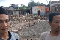 Foto: Warga Desa Tiron lakukan protes saat tempat tinggalnya dieksekusi untuk Proyek Jalan Tol Kediri-Tulungagung (Bimo Detikzone.id)