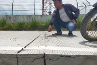 Keterangan Foto: Kondisi kerusakan (retak) proyek jalan inpres yang dikerjakan PT. Tri Jaya Cipta Makmur