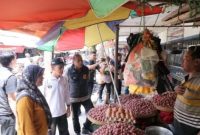 Foot : Tim Polres Blitar bersama Disperindag Kabupaten Blitar saat melakukan sidak ketersediaan bahan pokok di Pasar Tradisional Wlingi dan Talun.