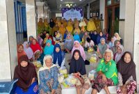 Foto : Pengurus PCA dan penerima bantuan