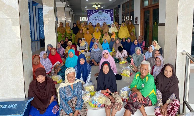 Foto : Pengurus PCA dan penerima bantuan